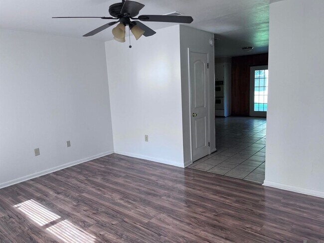 Building Photo - 3135 Woodcrest Dr