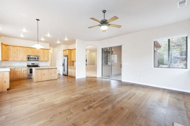 Building Photo - 4 Bedroom, 2 Bathroom Home in Timber Ridge