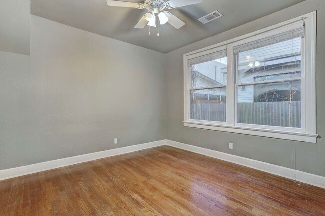 Building Photo - 1309 E 13th St