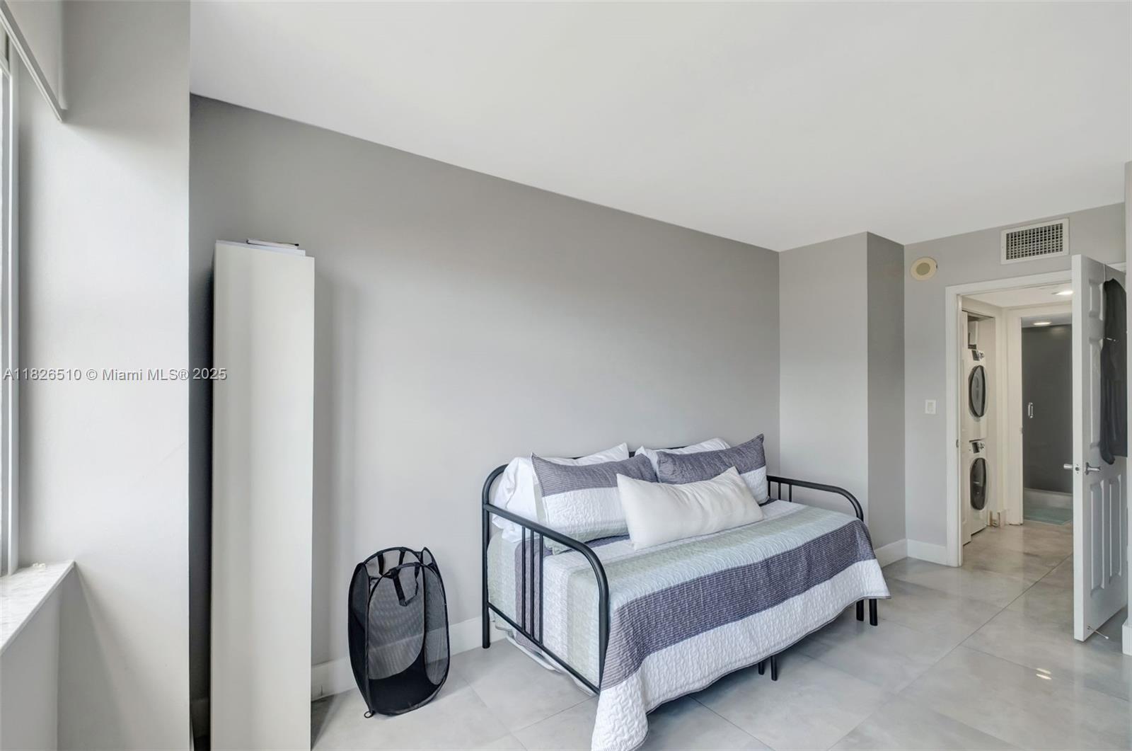 Building Photo - 1155 Brickell Bay Dr