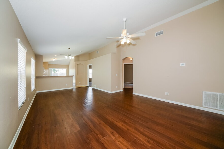 Building Photo - 10411 Lakeside Vista Dr