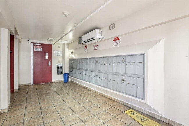 Building Photo - 711 W 26th St