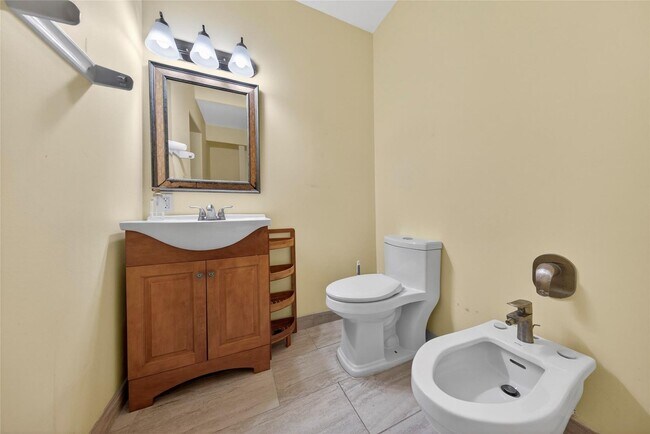 Building Photo - 6852 Skyline Dr