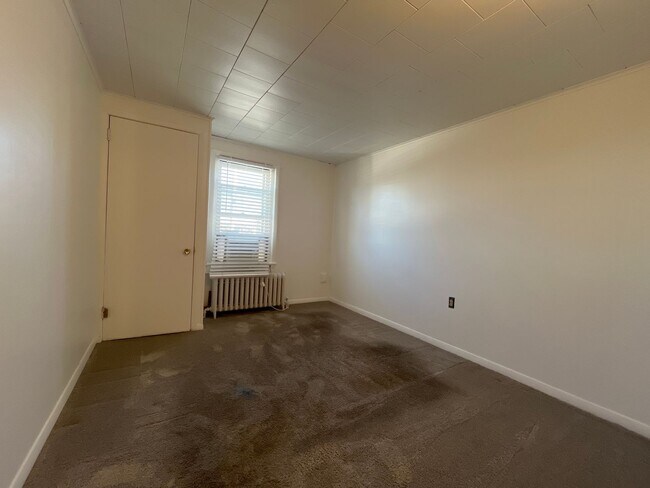 Building Photo - Large, well-maintained 4-bedroom, 1-bathroom row home