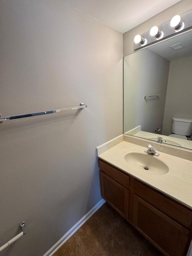 Building Photo - 689 E Whispering Oaks Ct