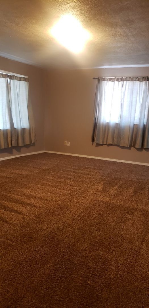 Building Photo - 2 bedroom 1 bath lower unit-Cheney Available for a September 10th Move In!!