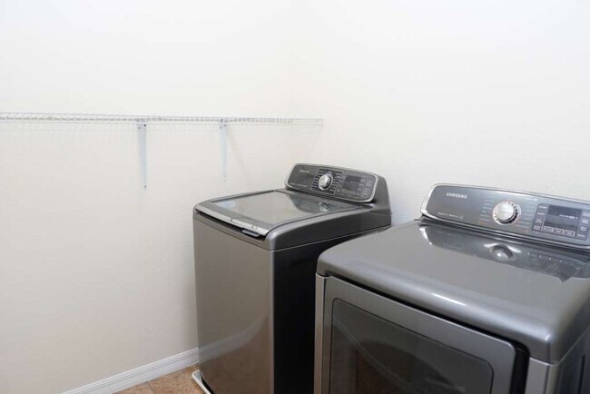 Building Photo - 2330 Avellino Ave