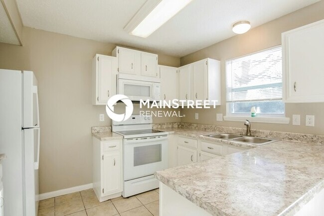 Building Photo - 4 Bedroom Pet-Friendly Home in Charlotte, NC with Main Street Renewal