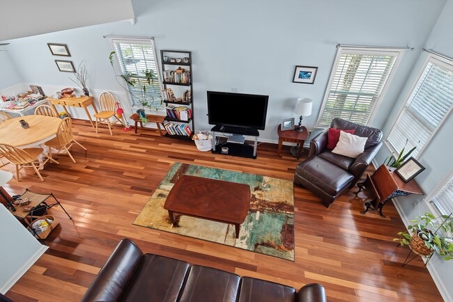 Building Photo - Spacious Single Family Home: Available July 10th