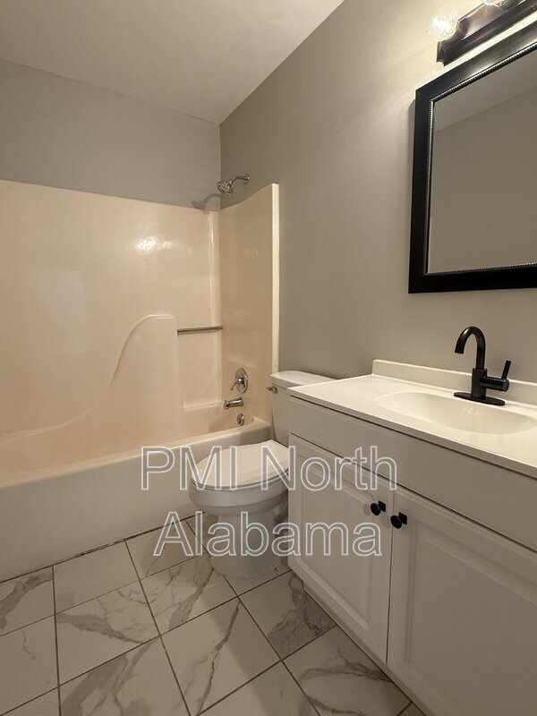 Building Photo - 4988 7 Pine Cir