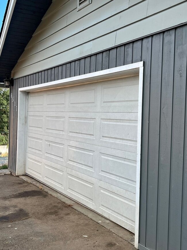 Building Photo - 3 Bedroom Plus Office, 2.5 Bath Located in...