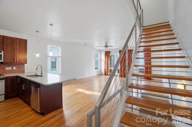 Building Photo - 921 Westbrook Dr