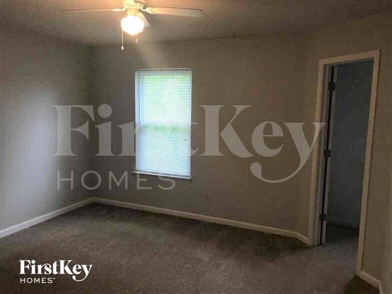 Building Photo - 5702 N Jefferson Dr