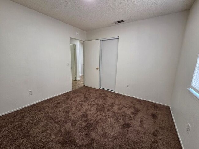 Building Photo - New Listing!
