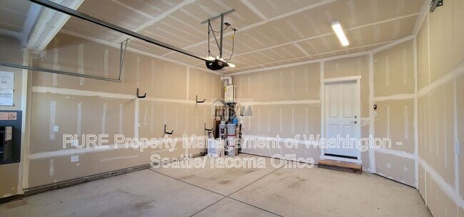 Building Photo - 6925 Honeylocust Ct NE