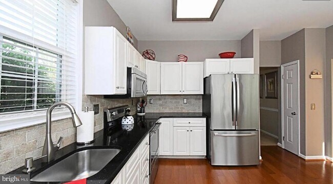 Building Photo - 235 Pinecrest Ln