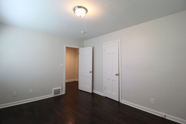 Building Photo - 2 Bedroom 1 Bath Home In Fairway KS