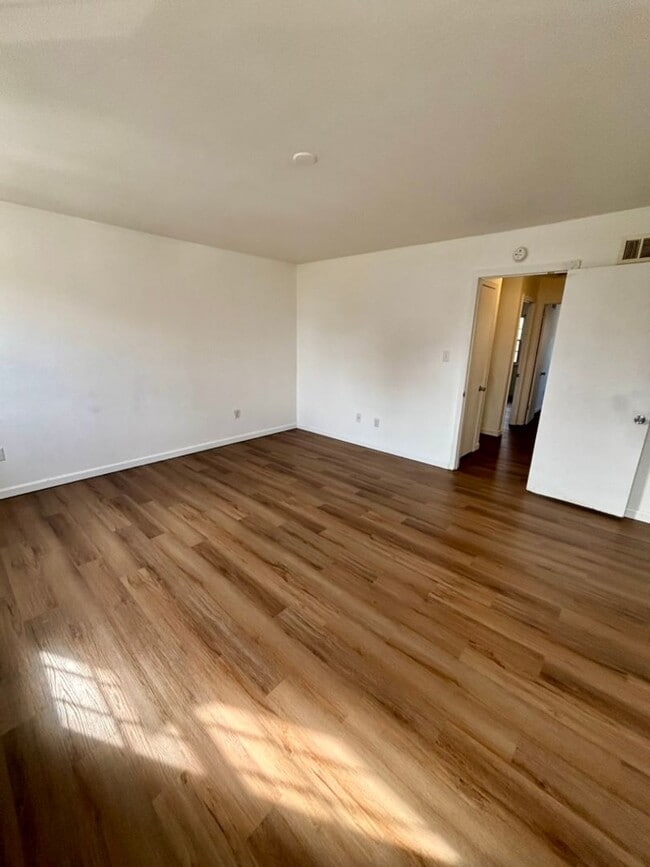 Building Photo - 68 Village Dr