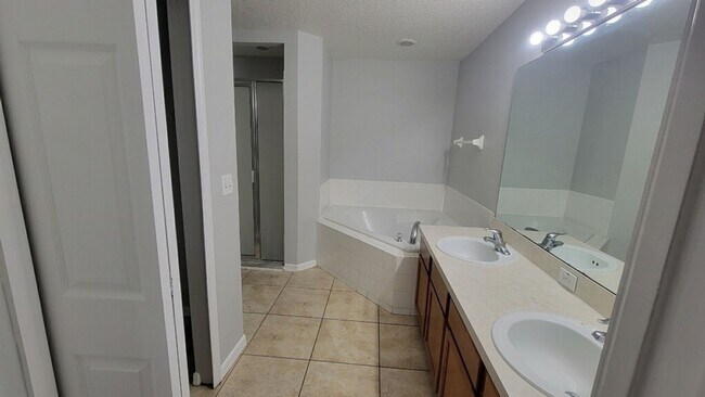 Building Photo - Beautiful 3 bedroom 2 bath home