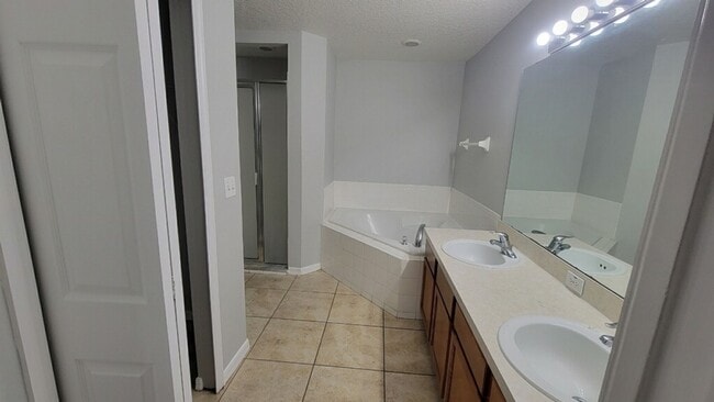 Building Photo - Come see this Beautiful and bright 3 bedroom 2 bath home!