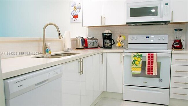 Building Photo - 18100 N Bay Rd