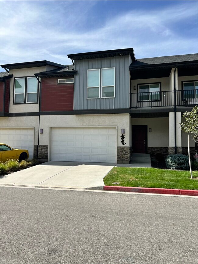 Building Photo - Bluffdale Townhouse