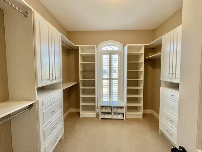 Building Photo - 4 Bed, 2 Bath Nest With Pool In Mariner's Pointe