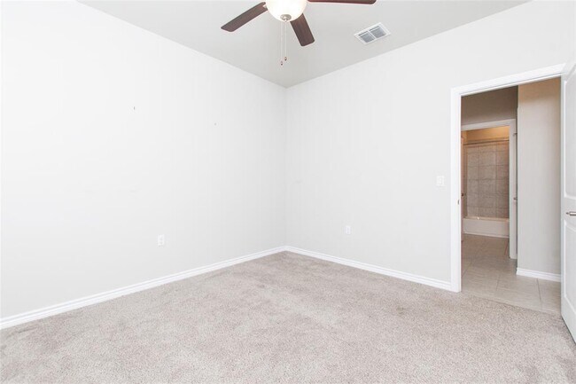 Building Photo - 121 Lafitte Dr