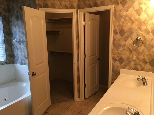 Building Photo - 4201 W Kent St