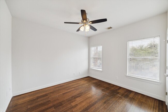 Building Photo - 3041 Clinton Dr