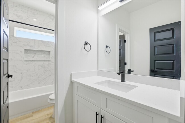 Building Photo - 712 Delano St