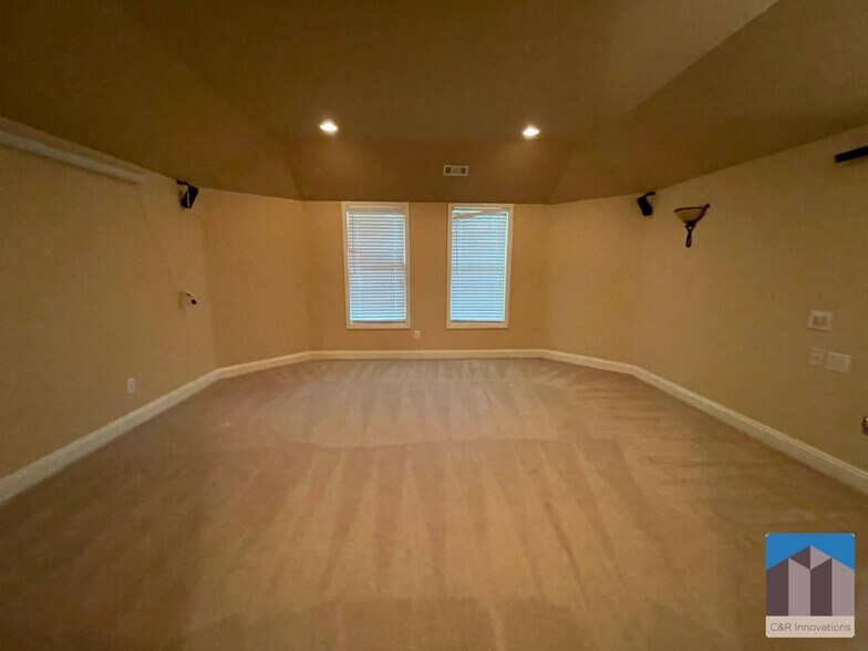 Building Photo - 1377 Greencrest Ct