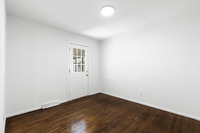 Building Photo - 153 Ross St