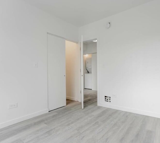 Building Photo - 1712 W Glenlake Ave