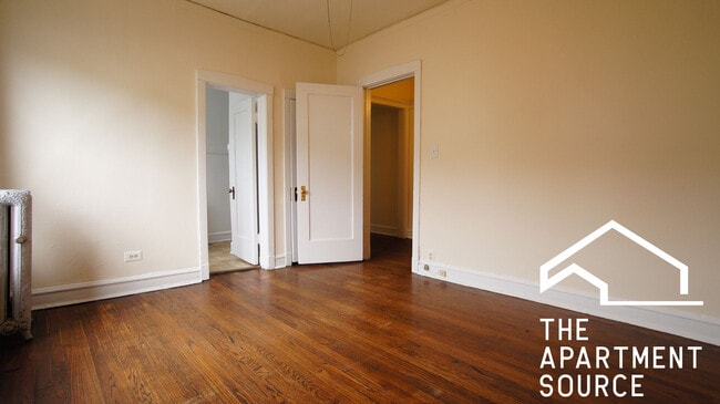 Building Photo - 2422 N Sawyer Ave