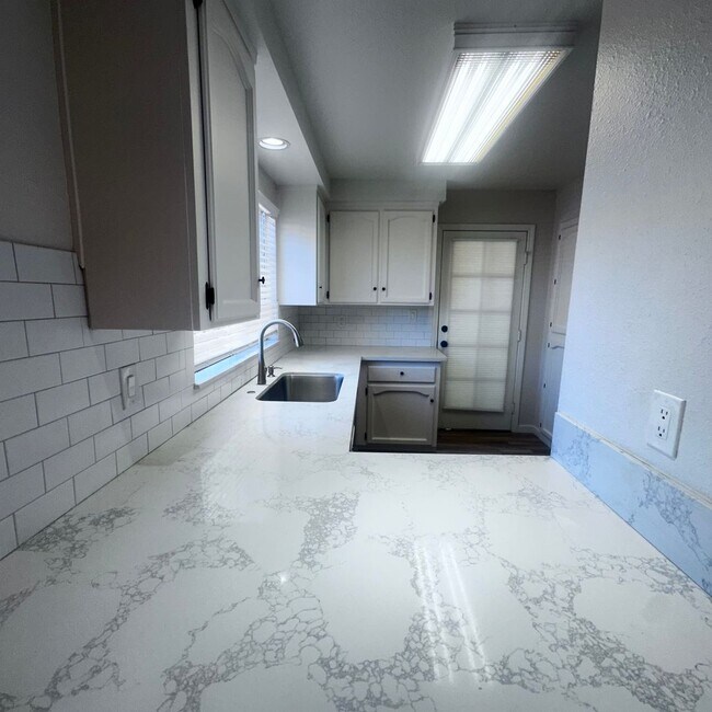 Building Photo - Must See!! Gorgeous 2 Bedroom, 2 Bathroom ...
