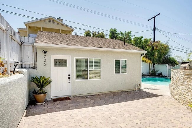 Building Photo - Stunning One-Bedroom Apartment