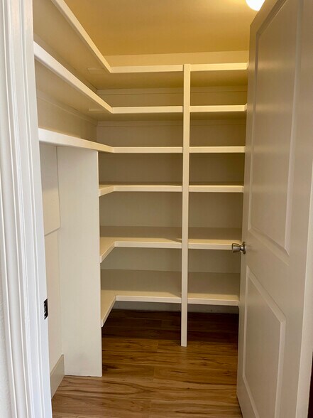 Building Photo - 592 Locust St S