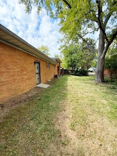 Building Photo - 5640 E 18th St