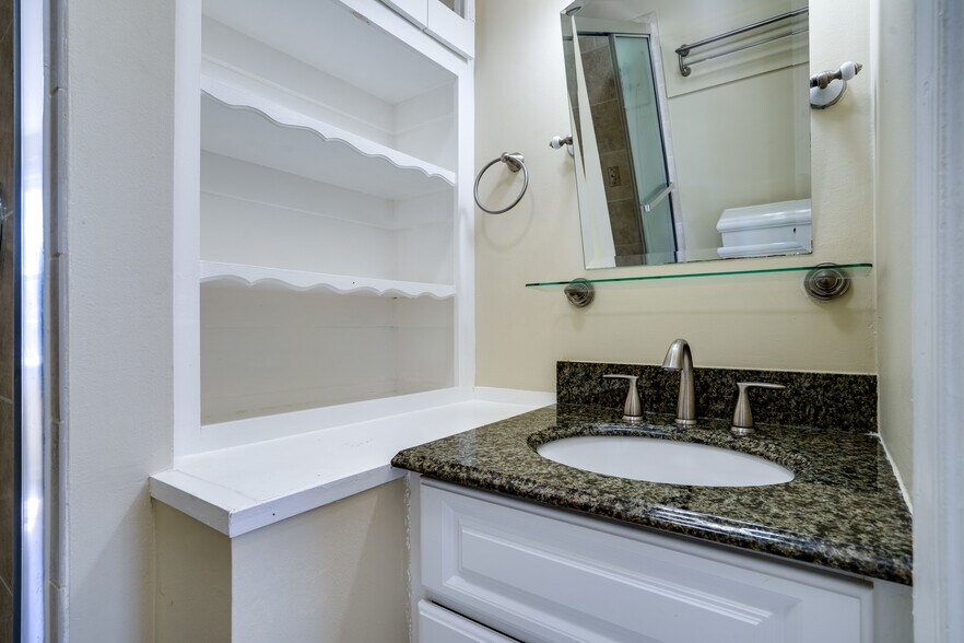 Building Photo - 7913 Central Park Cir