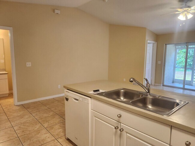 Building Photo - 3 bedroom 2 bath 1 car garage duplex