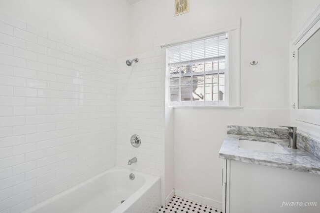 Building Photo - 1704 Steiner St