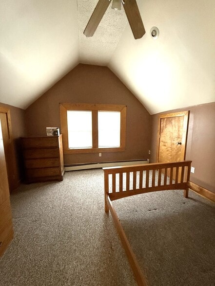 Building Photo - 913 W 9th St