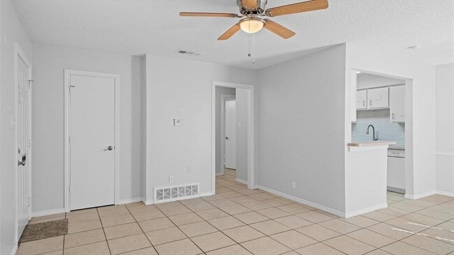 Building Photo - 983 Roaring Springs Rd