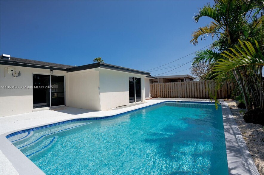 Primary Photo - 3751 NE 17th Ave