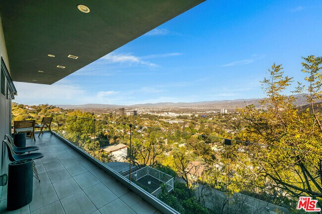 Building Photo - 7191 Pacific View Dr