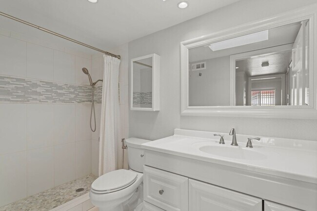 Building Photo - Stunning 2 bedroom *LAKE VIEW* condo for r...