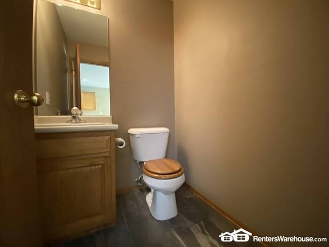 Building Photo - 3 bedroom/3 bath Townhome in Norwalk for Rent