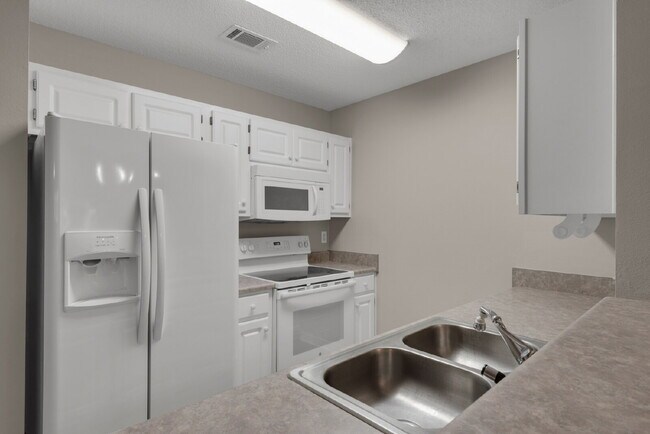 Building Photo - "Charming 2-Bed Townhouse Retreat with 2.5...