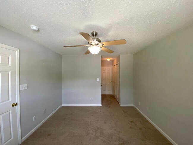 Building Photo - 3006 Kensington Pl